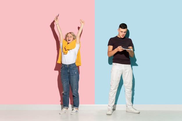 Joven emocional y mujer en rosa y azul