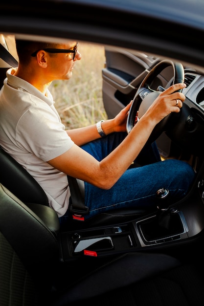 Joven emplazado en el volante