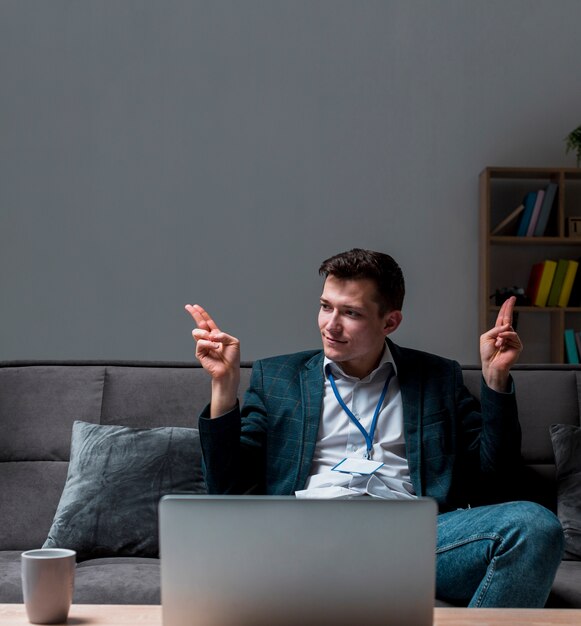 Joven emprendedor disfrutando del trabajo desde casa