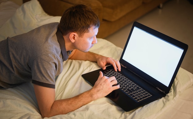 Joven emprendedor disfrutando del trabajo remoto