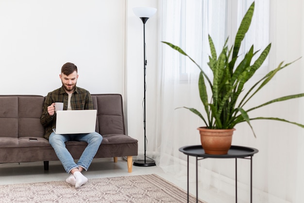 Joven emprendedor disfrutando del trabajo remoto