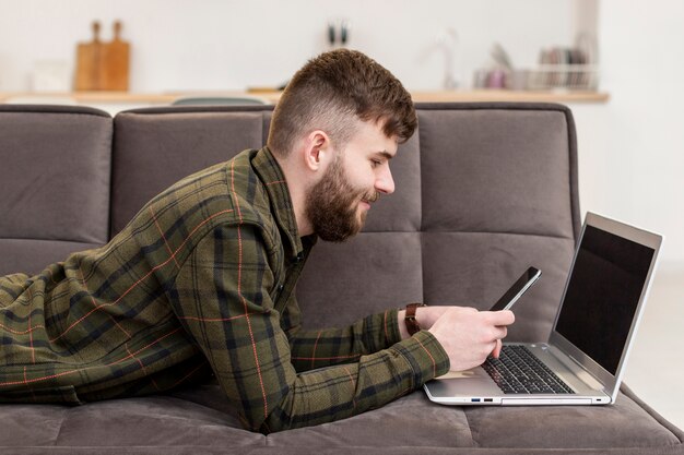 Joven emprendedor disfrutando del trabajo remoto