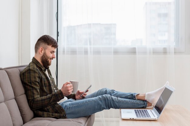 Joven emprendedor feliz de trabajar desde casa