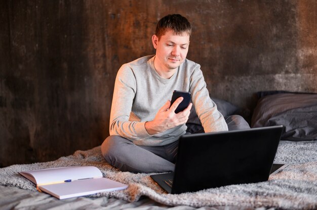 Joven emprendedor trabajando desde casa