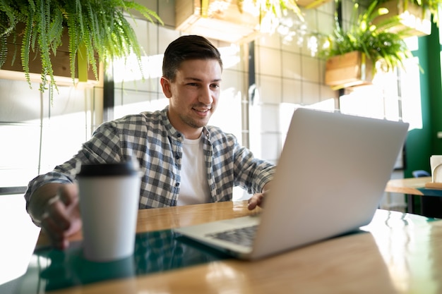 Joven emprendedor trabajando a distancia