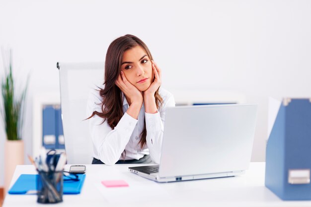 Joven empresaria aburrida en la oficina