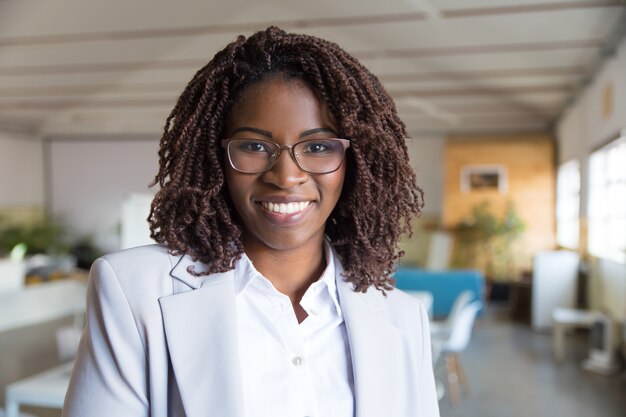 Joven empresaria afroamericana sonriendo