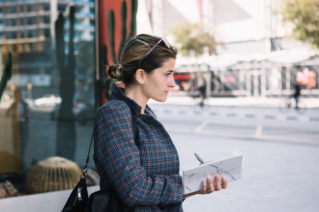 Joven empresaria con diario y pluma