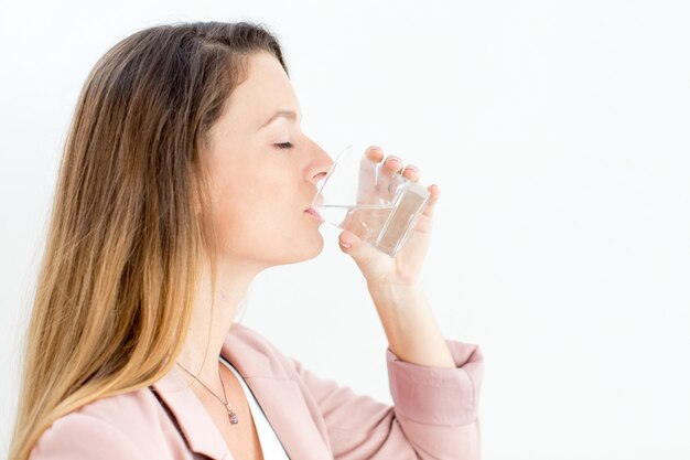 Joven empresaria disfrutando de agua potable