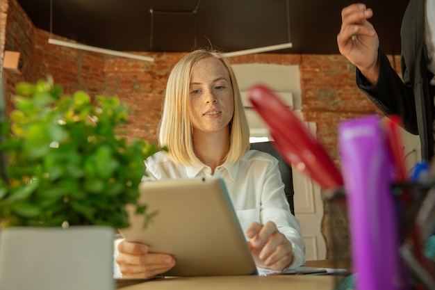 Una joven empresaria moviéndose en la oficina, consiguiendo un nuevo lugar de trabajo.