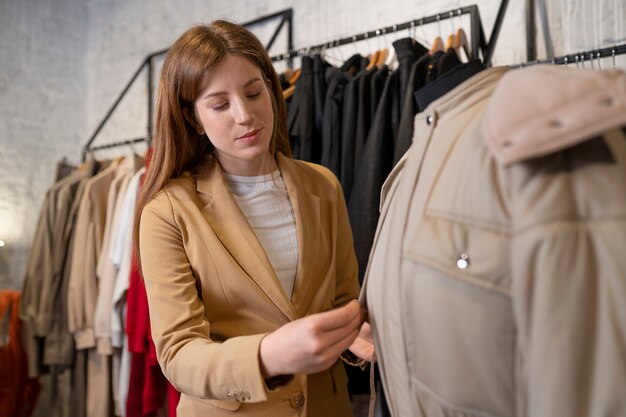 Joven empresaria preparando su tienda