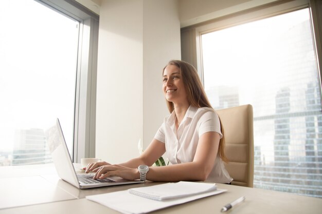 Joven empresaria se siente feliz en el lugar de trabajo