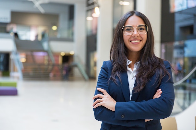 Joven empresaria sonriendo a la cámara