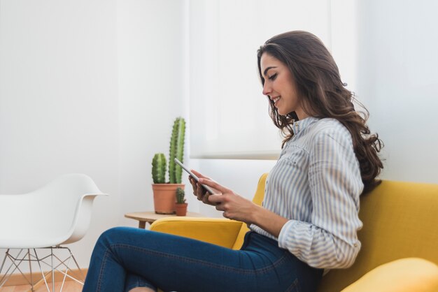 Joven empresaria sonriendo mientras trabajaba con su tableta