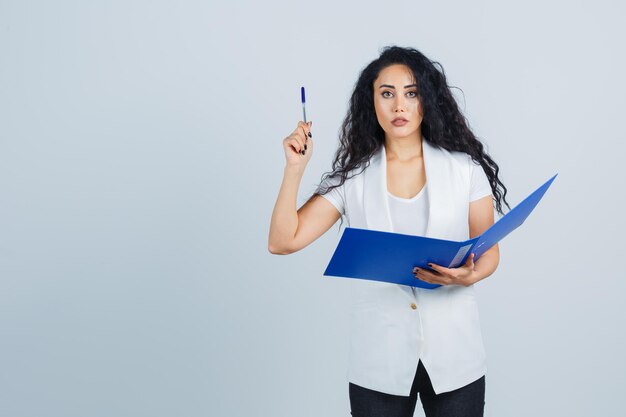 Joven empresaria sosteniendo una carpeta azul