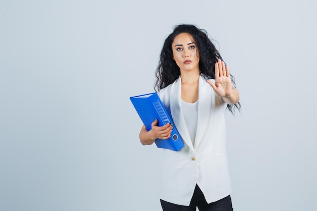 Joven empresaria sosteniendo una carpeta azul