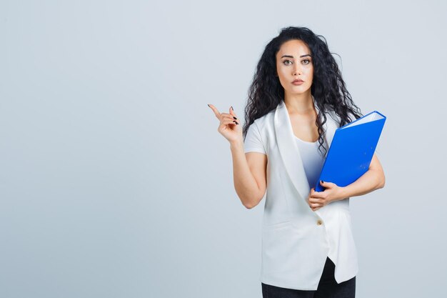 Joven empresaria sosteniendo una carpeta azul