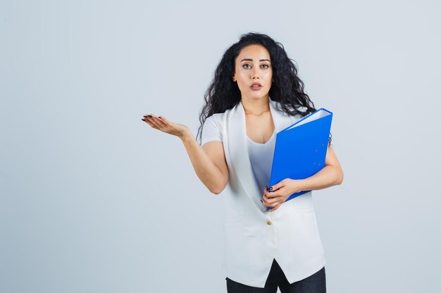 Joven empresaria sosteniendo una carpeta azul