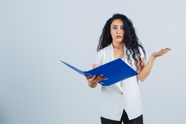 Joven empresaria sosteniendo una carpeta azul