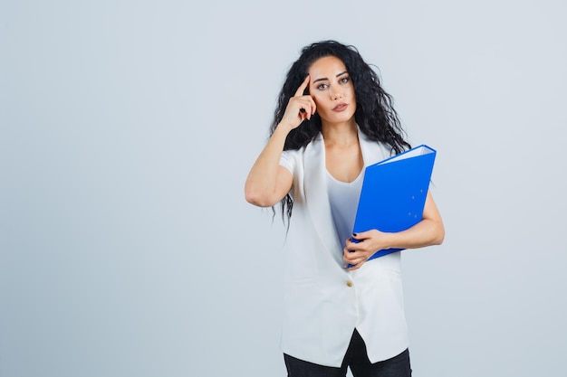 Joven empresaria sosteniendo una carpeta azul