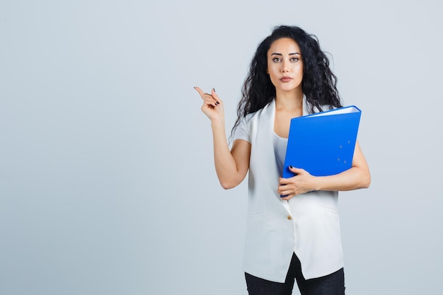 Joven empresaria sosteniendo una carpeta azul