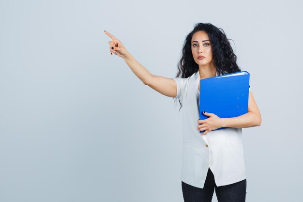 Joven empresaria sosteniendo una carpeta azul