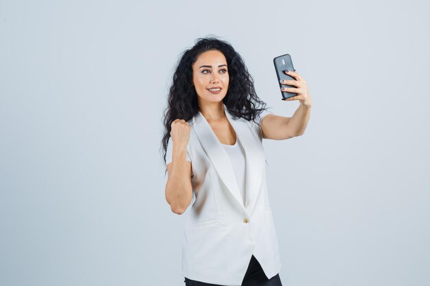 Joven empresaria tomando un selfie