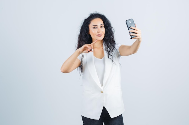 Joven empresaria tomando un selfie