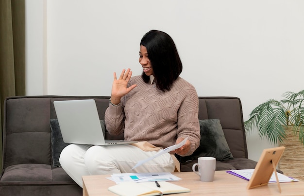 Joven empresaria trabajando en un nuevo proyecto