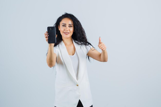 Joven empresaria usando un teléfono