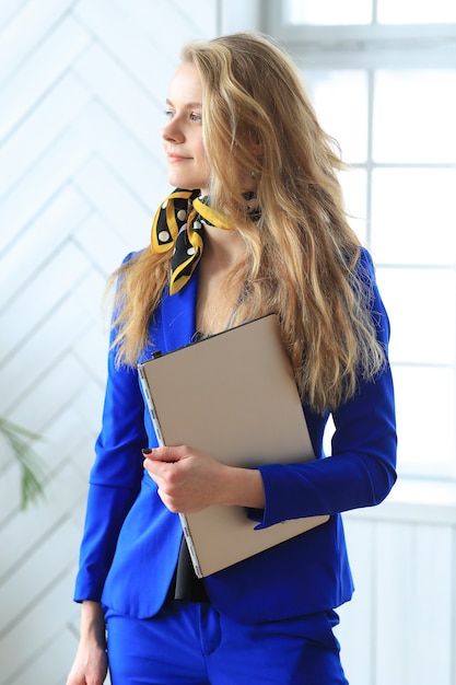 Joven empresaria en vestido azul