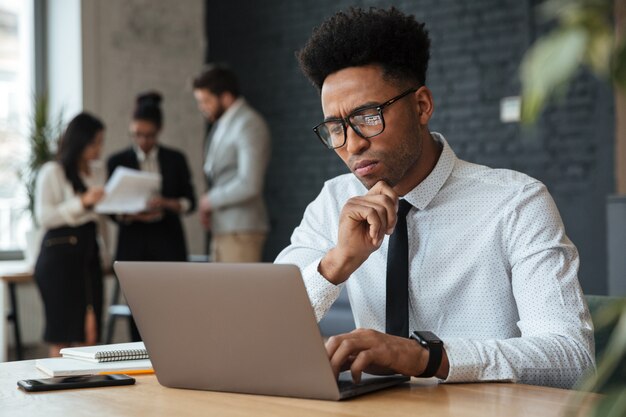 Joven empresario africano concentrado