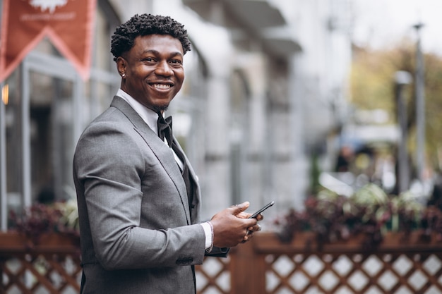 Joven empresario africano con teléfono