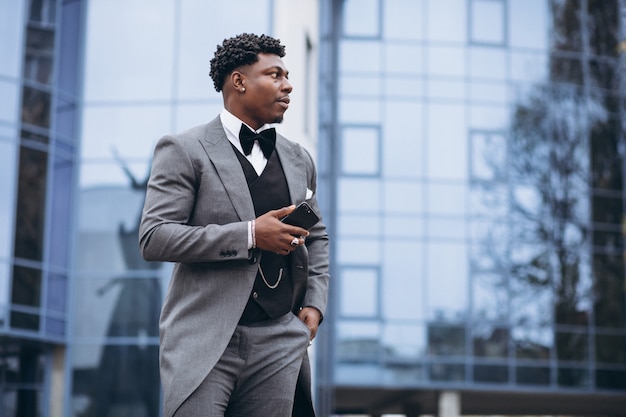 Joven empresario africano con teléfono