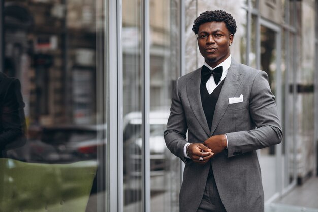 Joven empresario africano en traje elegante