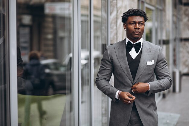 Joven empresario africano en traje elegante