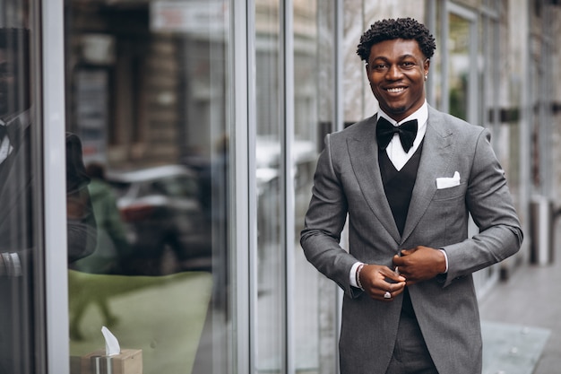 Joven empresario africano en traje elegante