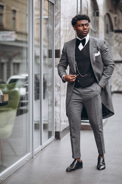 Joven empresario africano en traje elegante