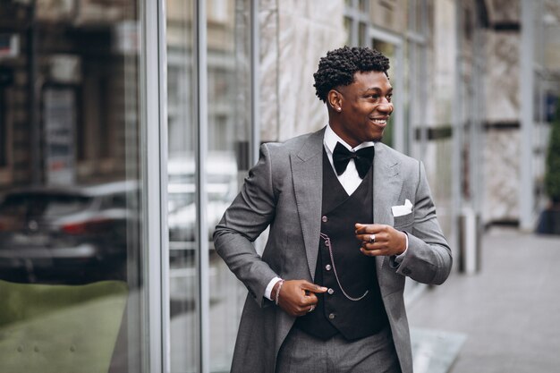 Joven empresario africano en traje elegante