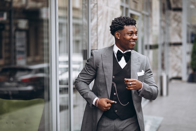 Joven empresario africano en traje elegante