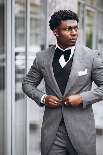 Joven empresario africano en traje elegante