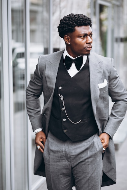 Joven empresario africano en traje elegante