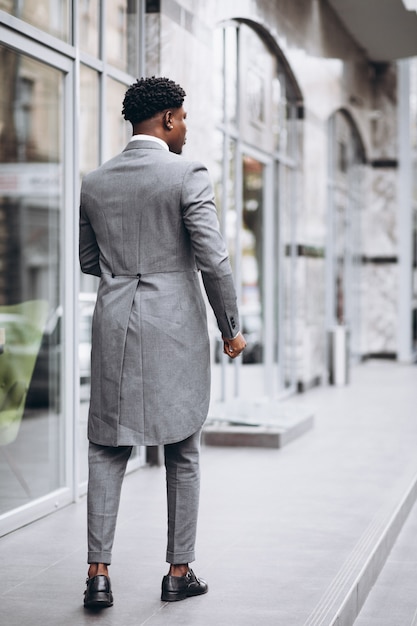 Joven empresario africano en traje elegante