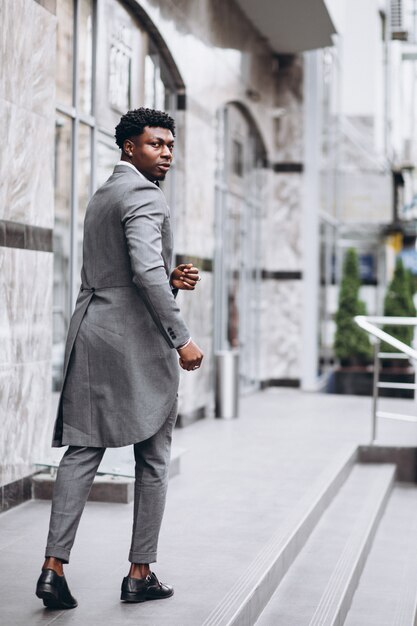 Joven empresario africano en traje elegante