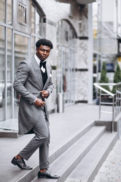 Joven empresario africano en traje elegante