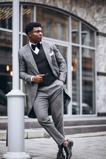 Joven empresario africano en traje elegante