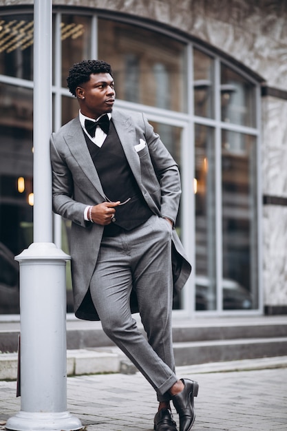 Joven empresario africano en traje elegante