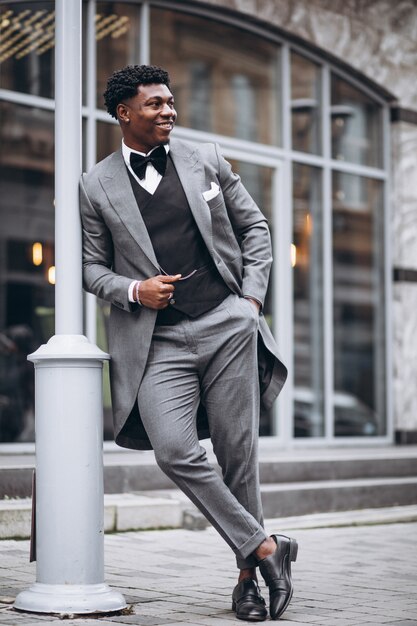 Joven empresario africano en traje elegante