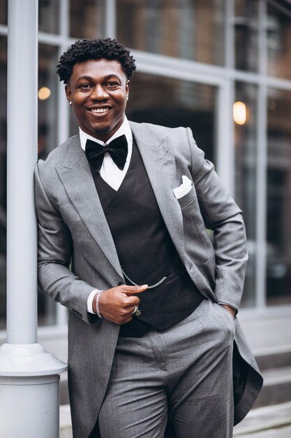 Joven empresario africano en traje elegante