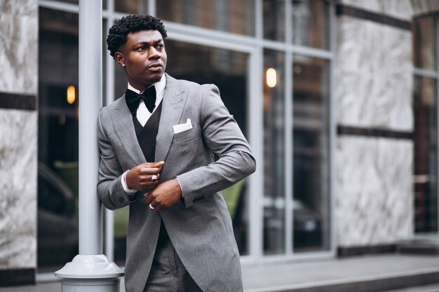 Joven empresario africano en traje elegante